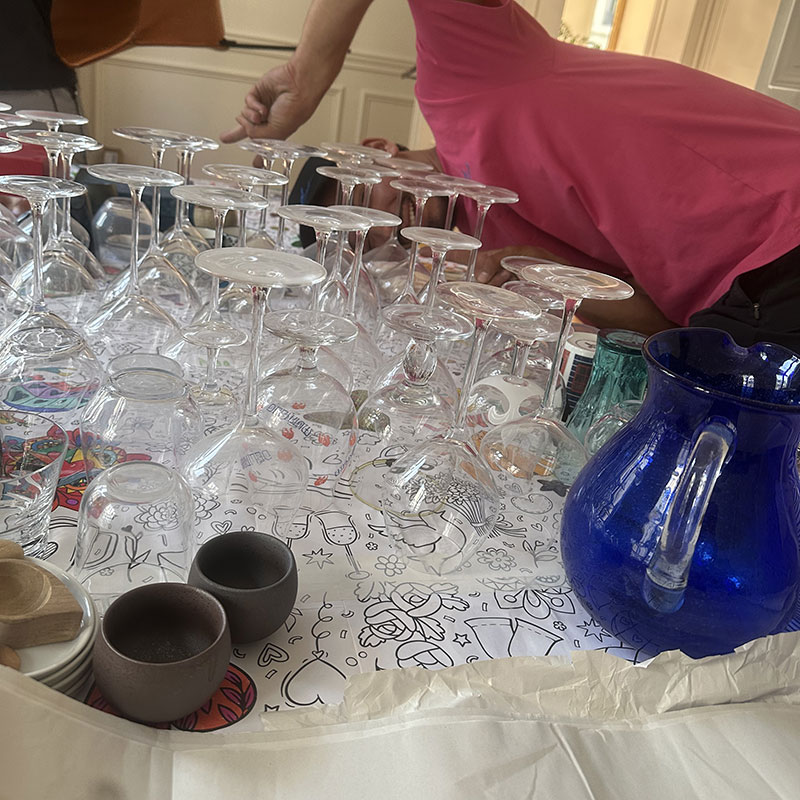 Un déménageur emballe des verres