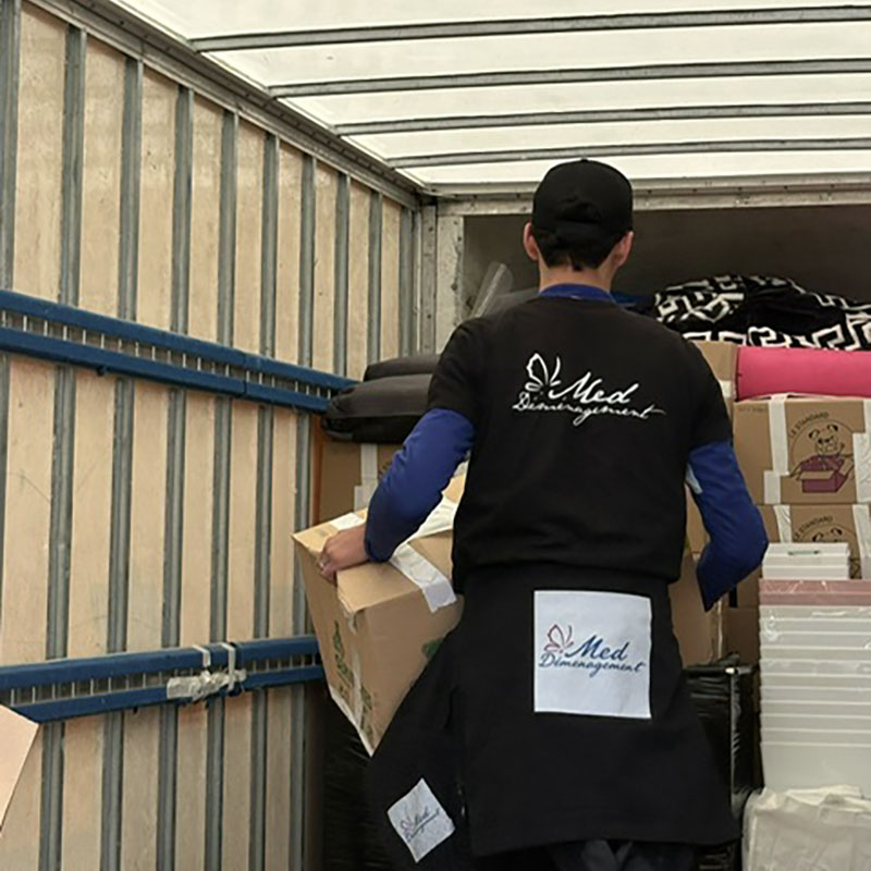 Un déménageur charge un camion