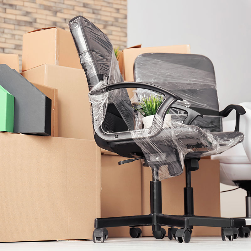 Des cartons et un siège de bureau emballé