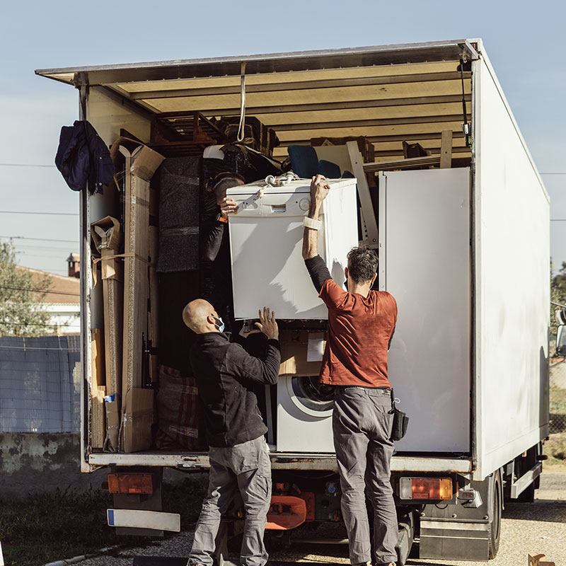 Zones d'intervention 03 Des déménageurs chargent un camion